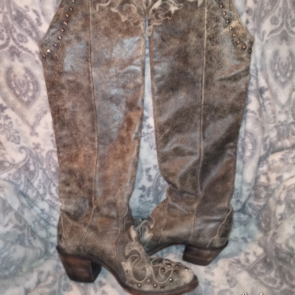 LUCHESSE boots